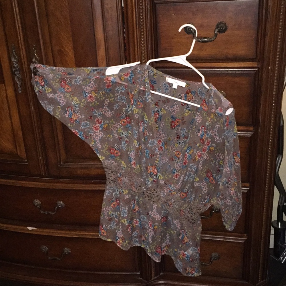 Women’s peekaboo sleeve blouse